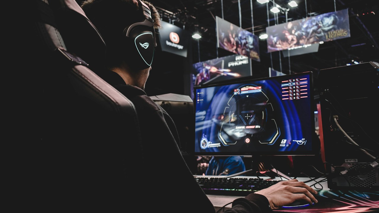 Gaming setup representing network ping and latency